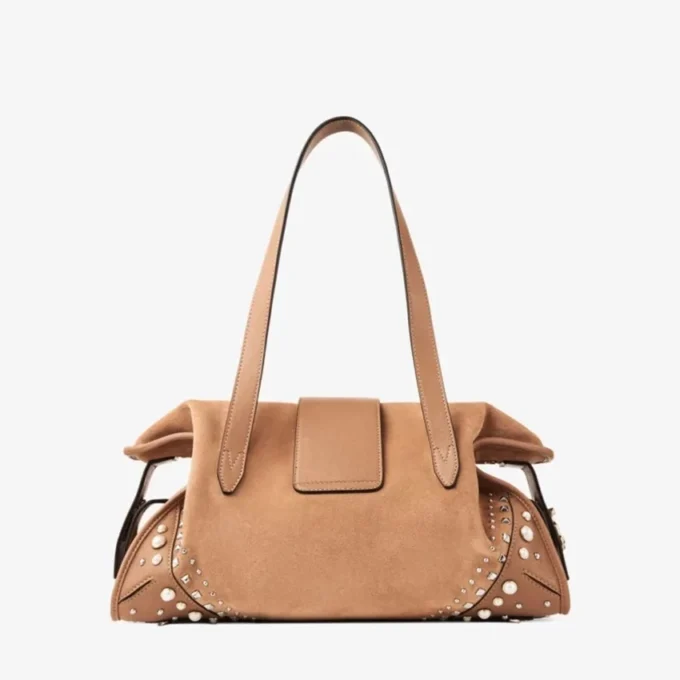 Borsa da viaggio Bar Holdall media in pelle scamosciata color caramello con rifiniture in pelle Biker e borchie in madreperla