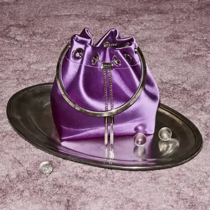 Borsa in raso Bon Bon Violet Orchid con manico a bracciale in metallo Borsa in raso Bon Bon Violet Orchid con manico a bracciale in metallo
