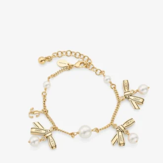 Bracciale con nastri e ciondoli multipli Bracciale in metallo dorato con ciondoli, nastri e perle Bracciale con nastri e ciondoli multipli Bracciale in metallo dorato con ciondoli, nastri e perle