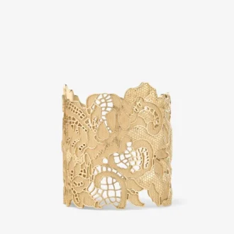 Bracciale rigido con intagli a pizzo Bracciale rigido in metallo dorato con pizzo Bracciale rigido con intagli a pizzo Bracciale rigido in metallo dorato con pizzo
