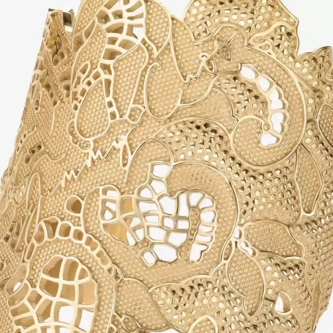 Bracciale rigido con intagli a pizzo Bracciale rigido in metallo dorato con pizzo Bracciale rigido con intagli a pizzo Bracciale rigido in metallo dorato con pizzo