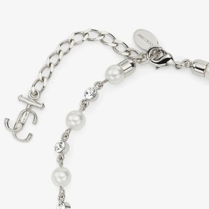 Cavigliera con perla e cristalli Cavigliera in metallo con finitura argento con ciondoli a forma di perla, cristallo e monogramma Jc Cavigliera con perla e cristalli Cavigliera in metallo con finitura argento con ciondoli a forma di perla, cristallo e monogramma Jc