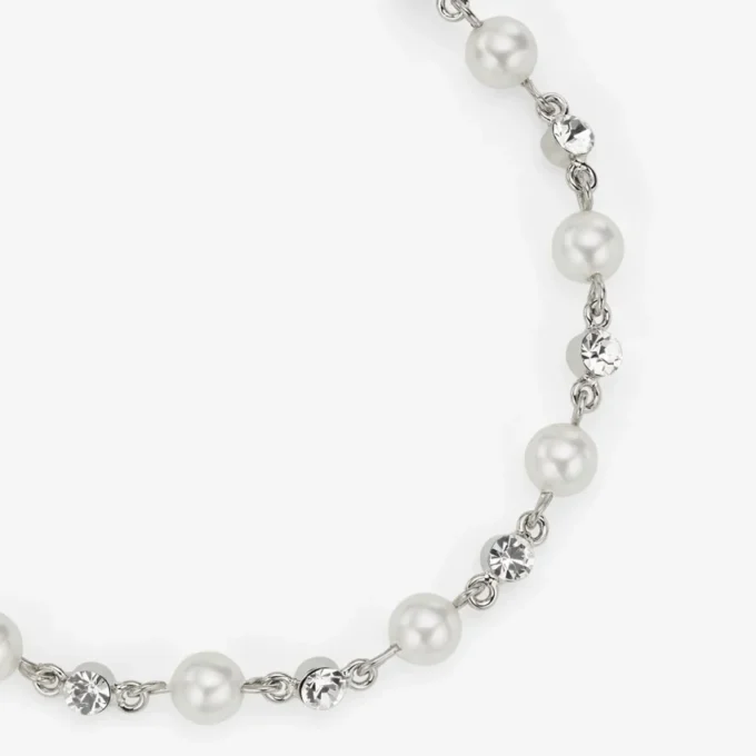 Cavigliera con perla e cristalli Cavigliera in metallo con finitura argento con ciondoli a forma di perla, cristallo e monogramma Jc Cavigliera con perla e cristalli Cavigliera in metallo con finitura argento con ciondoli a forma di perla, cristallo e monogramma Jc
