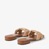 Chara Flat: ciabatta in pelle marrone chiaro e rafia lavorata all’uncinetto Chara Flat: ciabatta in pelle marrone chiaro e rafia lavorata all’uncinetto