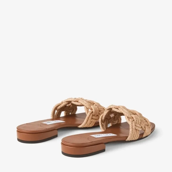 Chara Flat: ciabatta in pelle marrone chiaro e rafia lavorata all’uncinetto Chara Flat: ciabatta in pelle marrone chiaro e rafia lavorata all’uncinetto