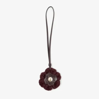 Ciondolo a forma di fiore lavorato a maglia Ciondolo a forma di fiore in lana lavorata a maglia color merlot intenso con rifiniture in pelle