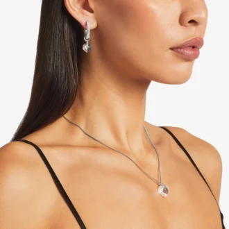 Collana a cuore Collana a cuore con finitura argento e cristalli Collana a cuore Collana a cuore con finitura argento e cristalli