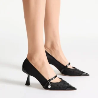 Décolleté Aren 65 in pelle spazzolata nera e mesh a cuori con ciondolo a perla