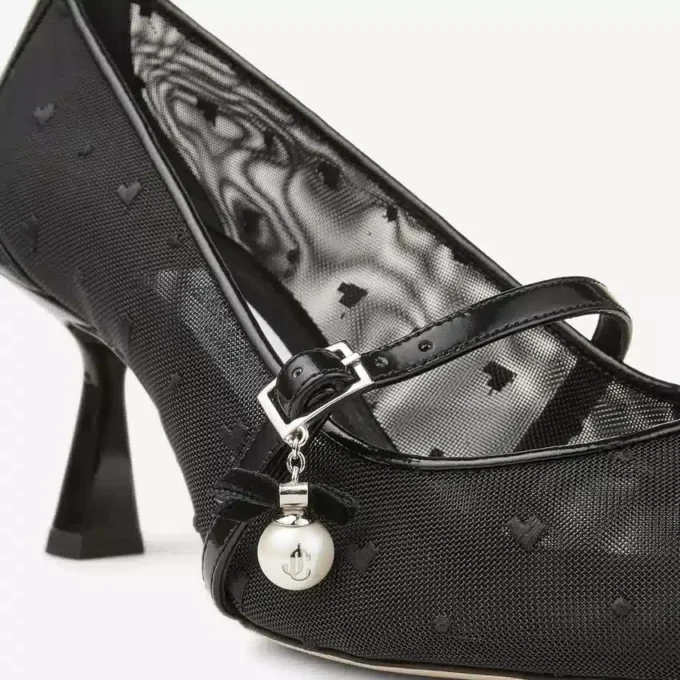 Décolleté Aren 65 in pelle spazzolata nera e mesh a cuori con ciondolo a perla