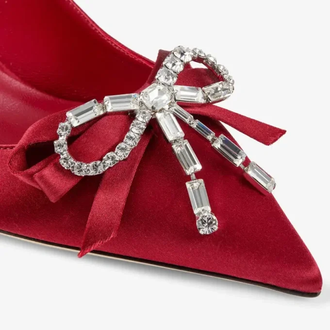 Décolleté Auria 70 in raso rosso rubino con fiocco in raso e cristalli