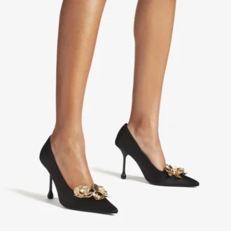 Décolleté Ixia 95 in raso nero con fiori Décolleté Ixia 95 in raso nero con fiori