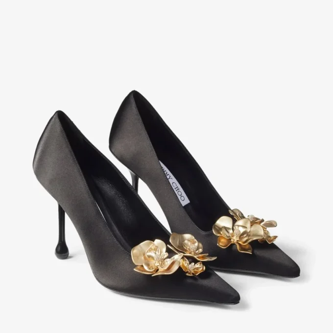 Décolleté Ixia 95 in raso nero con fiori Décolleté Ixia 95 in raso nero con fiori