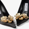 Décolleté Ixia 95 in raso nero con fiori Décolleté Ixia 95 in raso nero con fiori