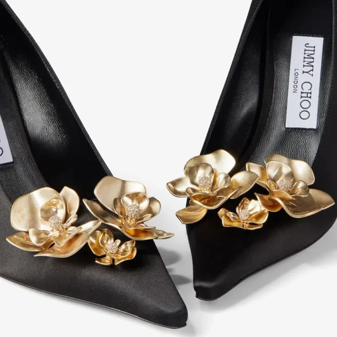 Décolleté Ixia 95 in raso nero con fiori Décolleté Ixia 95 in raso nero con fiori
