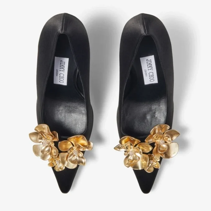 Décolleté Ixia 95 in raso nero con fiori Décolleté Ixia 95 in raso nero con fiori