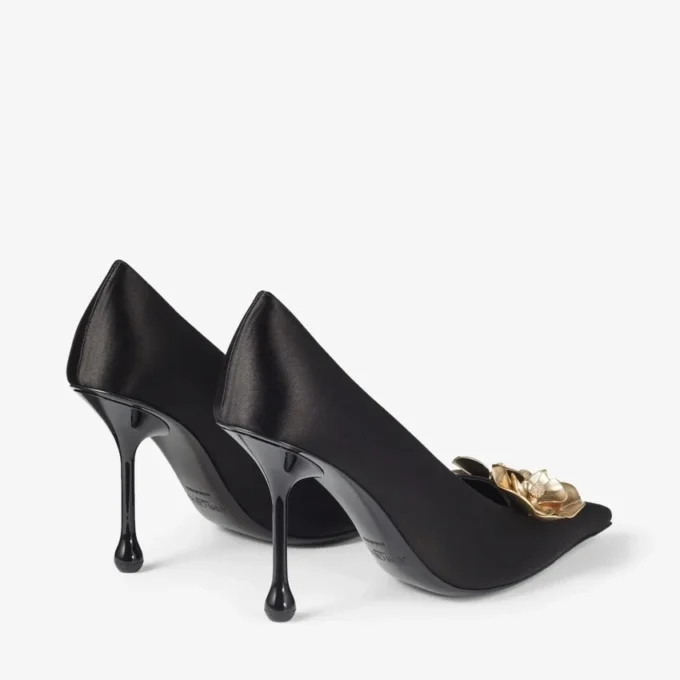 Décolleté Ixia 95 in raso nero con fiori Décolleté Ixia 95 in raso nero con fiori