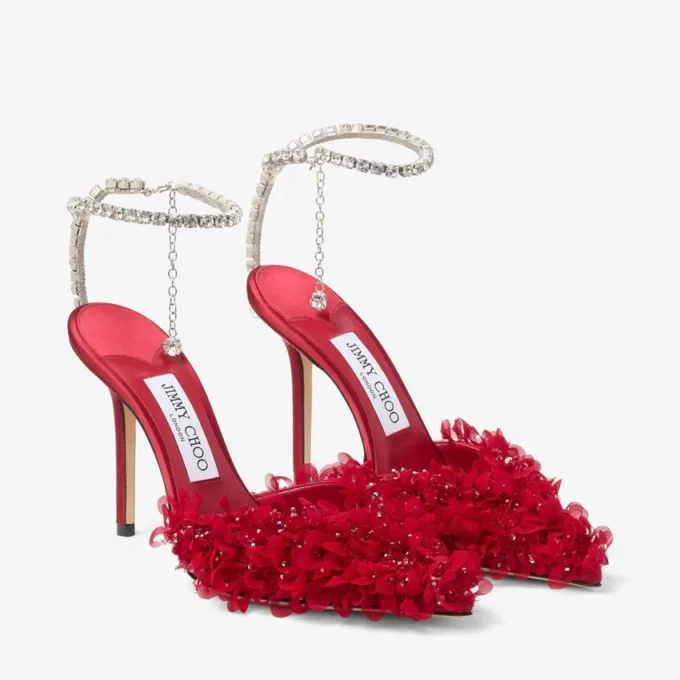 Décolleté Saeda 100 in rete rosso rubino con ricamo a petali Décolleté Saeda 100 in rete rosso rubino con ricamo a petali