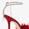 Décolleté Saeda 100 in rete rosso rubino con ricamo a petali Décolleté Saeda 100 in rete rosso rubino con ricamo a petali