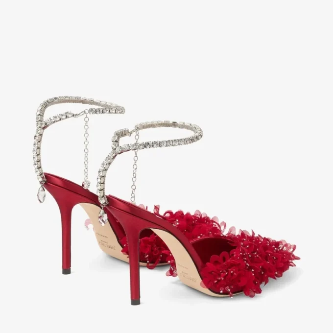 Décolleté Saeda 100 in rete rosso rubino con ricamo a petali Décolleté Saeda 100 in rete rosso rubino con ricamo a petali