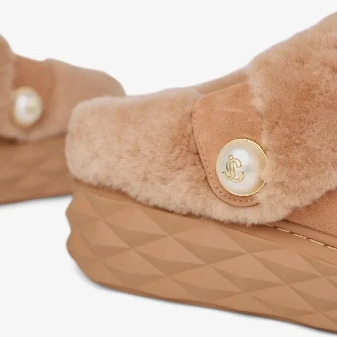 Diamond Maxi Mule F Mules in pelle scamosciata color caramello con shearling