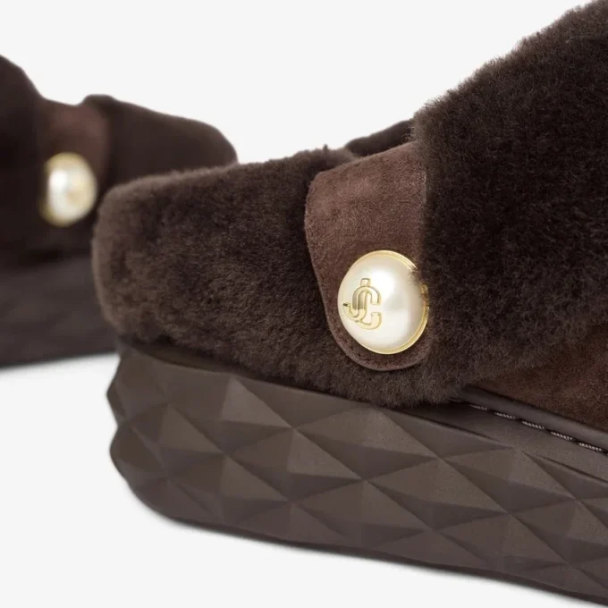 Diamond Maxi Mule F Mules in pelle scamosciata color cioccolato con shearling