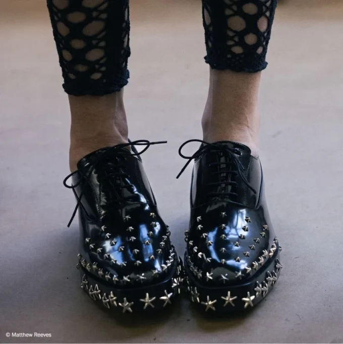 Jimmy Choo Noir Kei Ninomiya Star Shoe Scarpe stringate in pelle di vitello lucida nera con decorazioni a stella