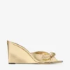 Livi Wedge 85 Mules con zeppa in nappa metallizzata dorata con fiocco Livi Wedge 85 Mules con zeppa in nappa metallizzata dorata con fiocco