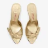 Livi Wedge 85 Mules con zeppa in nappa metallizzata dorata con fiocco Livi Wedge 85 Mules con zeppa in nappa metallizzata dorata con fiocco