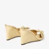 Livi Wedge 85 Mules con zeppa in nappa metallizzata dorata con fiocco Livi Wedge 85 Mules con zeppa in nappa metallizzata dorata con fiocco
