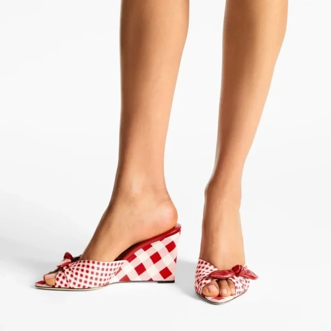 Livi Wedge 85: sabot con zeppa in cotone a quadretti misti rosso rubino con fiocco a quadretti Livi Wedge 85: sabot con zeppa in cotone a quadretti misti rosso rubino con fiocco a quadretti