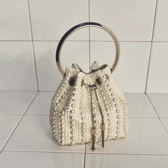 Micro Bon Bon Mini Borsa in Raso Avorio con Perle su Tutta la Superficie Micro Bon Bon Mini Borsa in Raso Avorio con Perle su Tutta la Superficie