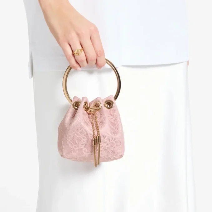 Mini borsa a secchiello in raso rosa Bon Bon e pizzo Jimmy Choo Mini borsa a secchiello in raso rosa Bon Bon e pizzo Jimmy Choo