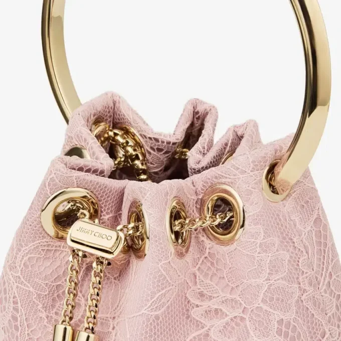 Mini borsa a secchiello in raso rosa Bon Bon e pizzo Jimmy Choo Mini borsa a secchiello in raso rosa Bon Bon e pizzo Jimmy Choo