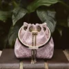 Mini borsa a secchiello in raso rosa Bon Bon e pizzo Jimmy Choo Mini borsa a secchiello in raso rosa Bon Bon e pizzo Jimmy Choo