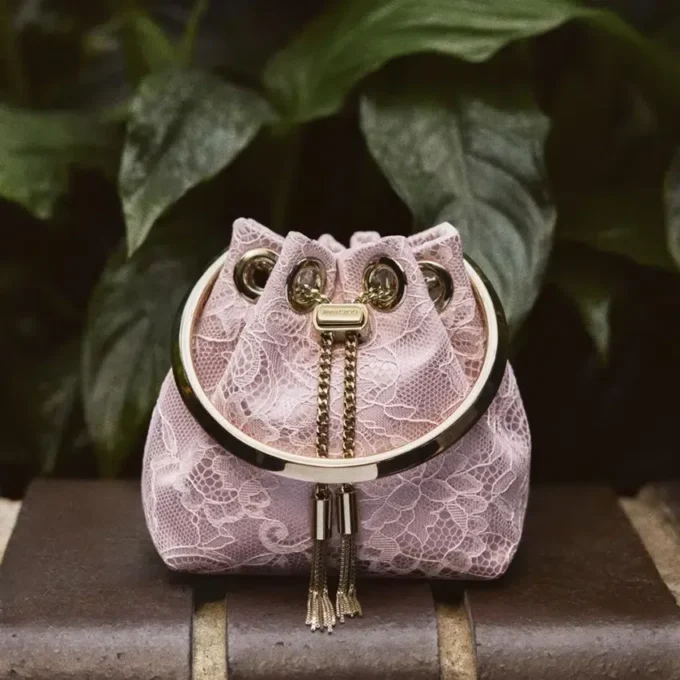Mini borsa a secchiello in raso rosa Bon Bon e pizzo Jimmy Choo Mini borsa a secchiello in raso rosa Bon Bon e pizzo Jimmy Choo
