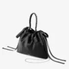 Mini borsa a tracolla in raso nero con manici superiori e coulisse Mini borsa a tracolla in raso nero con manici superiori e coulisse