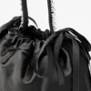 Mini borsa a tracolla in raso nero con manici superiori e coulisse Mini borsa a tracolla in raso nero con manici superiori e coulisse