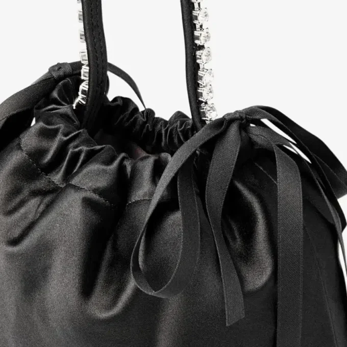Mini borsa a tracolla in raso nero con manici superiori e coulisse Mini borsa a tracolla in raso nero con manici superiori e coulisse