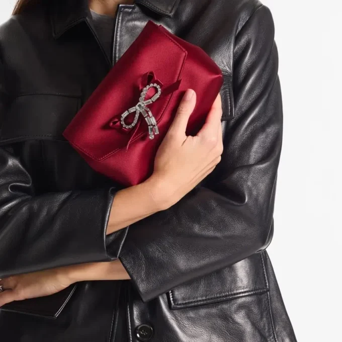 Mini borsa con fiocco morbido in raso rosso rubino con fiocco in cristallo Mini borsa con fiocco morbido in raso rosso rubino con fiocco in cristallo