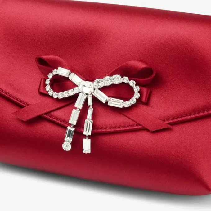 Mini borsa con fiocco morbido in raso rosso rubino con fiocco in cristallo Mini borsa con fiocco morbido in raso rosso rubino con fiocco in cristallo