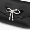Mini borsa con fiocco morbido Mini borsa in raso nero con fiocco in cristallo Mini borsa con fiocco morbido Mini borsa in raso nero con fiocco in cristallo