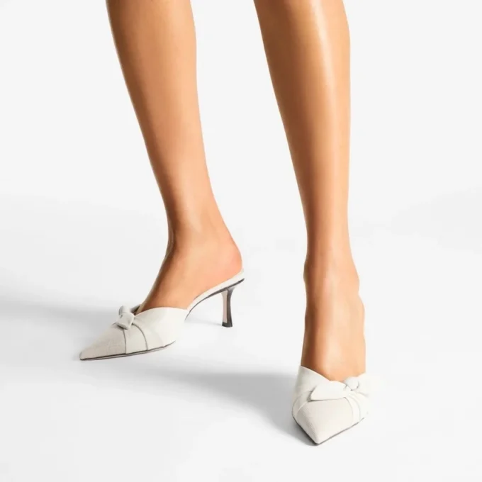 Mules Livi 65 in tela screziata color mandorla e latte e morbida pelle a guanto con fiocco in pelle nappa Mules Livi 65 in tela screziata color mandorla e latte e morbida pelle a guanto con fiocco in pelle nappa