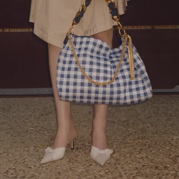 Mules Livi 65 in tela screziata color mandorla e latte e morbida pelle a guanto con fiocco in pelle nappa Mules Livi 65 in tela screziata color mandorla e latte e morbida pelle a guanto con fiocco in pelle nappa