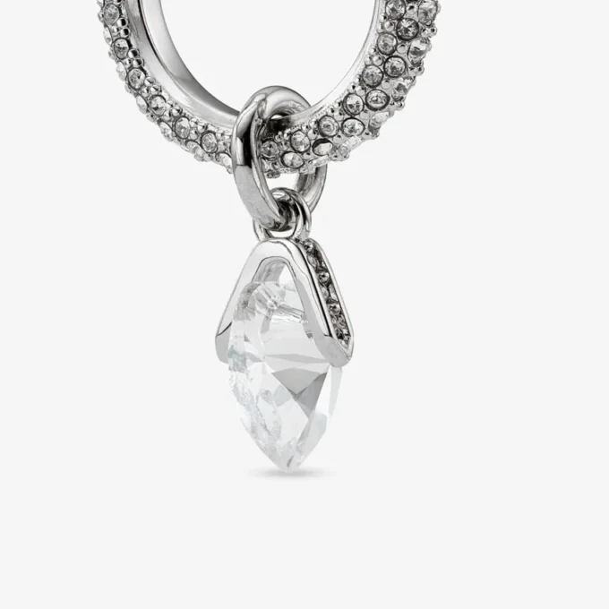 Orecchini a cerchio a forma di cuore con finitura argento e cristalli