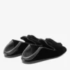 Pantofole da uomo Eliot in velluto nero con nappa Pantofole da uomo Eliot in velluto nero con nappa