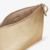 Pochette Callie in pelle metallizzata dorata con tracolla a catena Pochette Callie in pelle metallizzata dorata con tracolla a catena