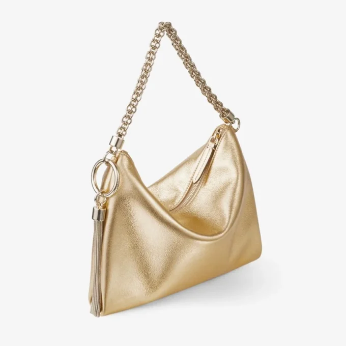 Pochette Callie in pelle metallizzata dorata con tracolla a catena Pochette Callie in pelle metallizzata dorata con tracolla a catena