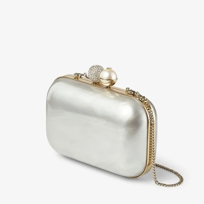 Pochette Cloud in madreperla avorio con chiusura in cristallo Pochette Cloud in madreperla avorio con chiusura in cristallo