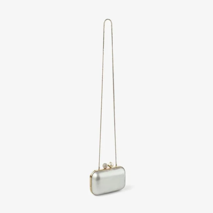 Pochette Cloud in madreperla avorio con chiusura in cristallo Pochette Cloud in madreperla avorio con chiusura in cristallo