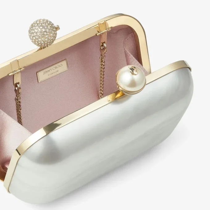Pochette Cloud in madreperla avorio con chiusura in cristallo Pochette Cloud in madreperla avorio con chiusura in cristallo